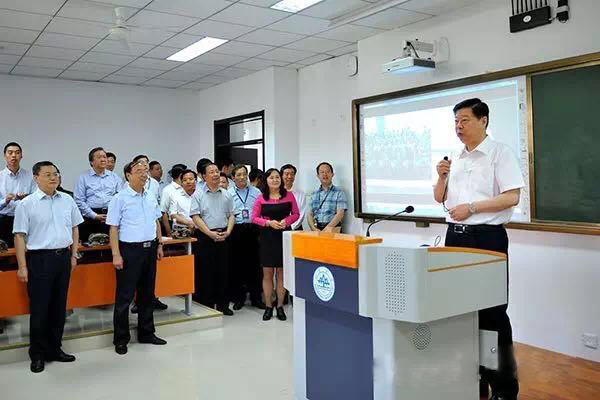 姜书记通过统一视频云平台向济南校区学生问好.png