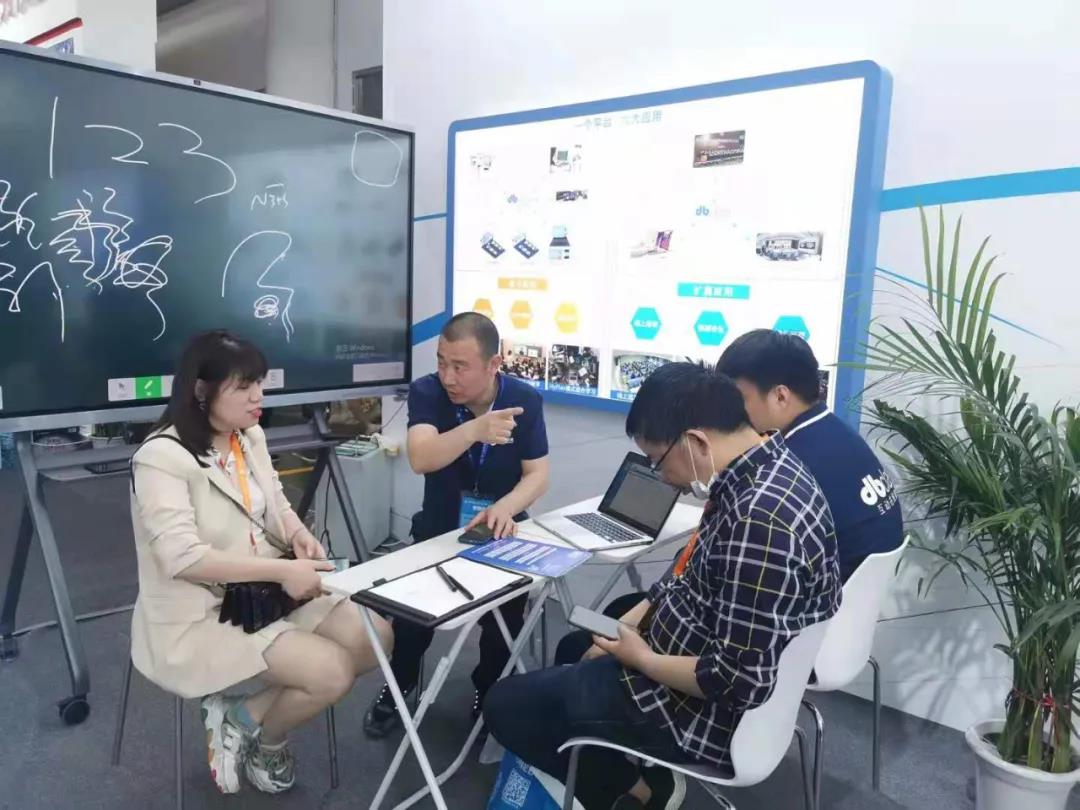 给客户讲解双师课堂